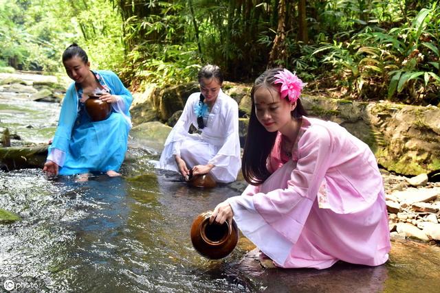 七夕節(jié)農(nóng)村的家里還韌針，烙“七巧餅”么？你們那里“七夕”都有什么風(fēng)俗習(xí)慣？